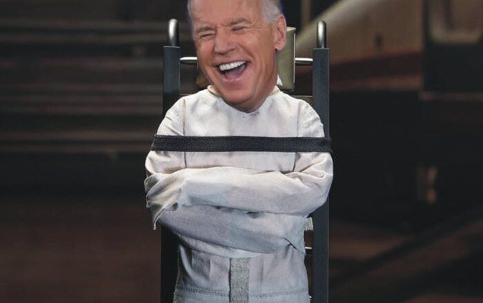 El demente Joe Biden, cada día más evidente que no es más que una marioneta de las élites.