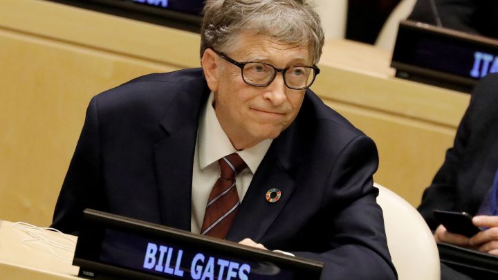 El tarado genocida Bill Gates. George Soros, Mark Zuckerberg y todos los que empujan el veneno deben rendir cuentas