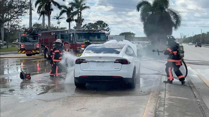 Arden en masa coches eléctricos Tesla por el huracán de Florida