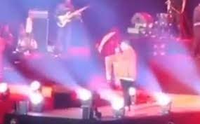REPENTINITIS: Se desploma en el escenario a los 41 años el cantante Mikaben cuando participaba en un concierto en París