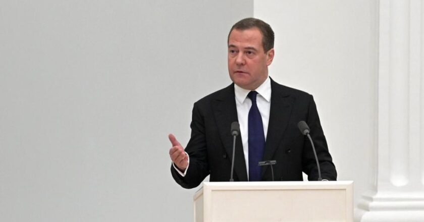 Dimitri Medvedev: Rusia lucha contra «drogadictos nazis locos» y contra lucifer