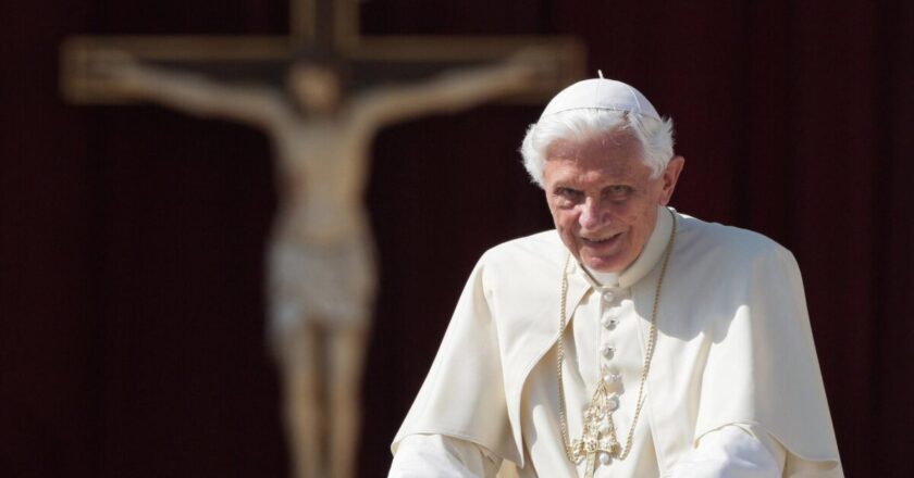 Benedicto XVI y el resto de la Iglesia santa y fiel