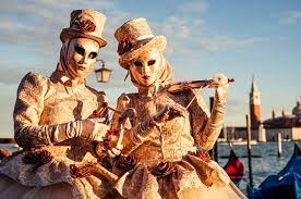 El innombrable cae en el más espantoso ridículo en una mascarada en Venecia, pagado por Félix Revuelta