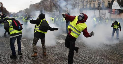 ¡En Francia, la policía antidisturbios se une a los manifestantes!