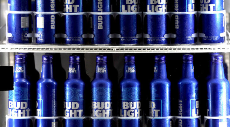 El boicot a Bud Light costó a Anheuser-Busch 395 millones de dólares de ingresos en USA