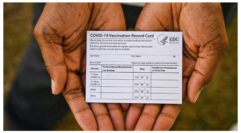 Los CDC ponen fin a su timo de la tarjeta de vacunación contra el coronavirus