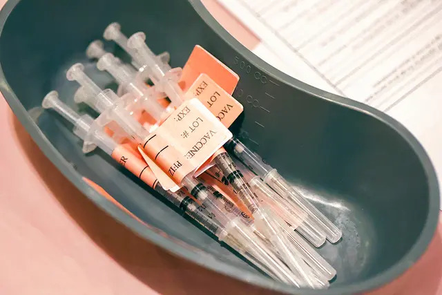 Timo vacuna contra COVID-19 podría estar relacionada con sangrado vaginal inesperado, según estudio
