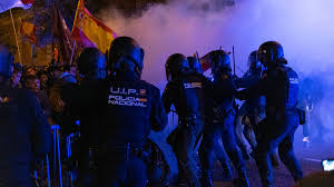 Peperos gritando viva la policía mientras la policía les pega con la porra (¿qué esperaban?)