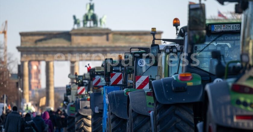 ¡La exitosa rebelión contra el globalismo se extiende: tractores en pie de guerra inundan Alemania y Rumanía!