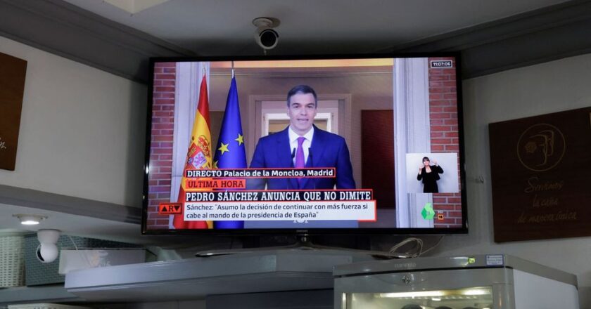 Pedro Sánchez se queda, «abrasado» nacional e internacionalmente