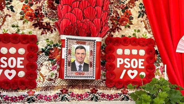 El PSOE profana el Día de la Cruz y dedica un altar a Pedro Sánchez para visibilizar su «calvario»