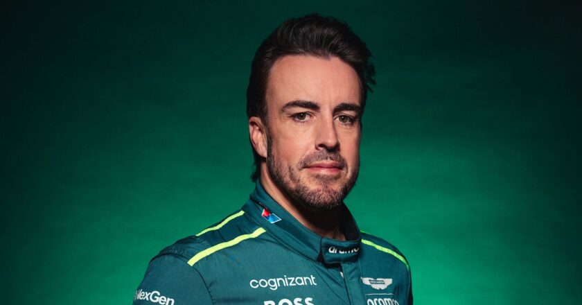 Aston Martin pone en peligro la vida de un silente Fernando Alonso