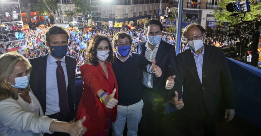 Enrique de Diego tacha a Isabel Díaz Ayuso y Rocío Monasterio de «desquiciadas» y las «conmina» a que «paren la locura» de la falsa vacunación