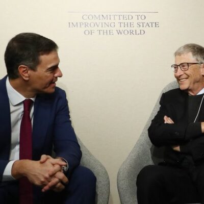 El tarado genocida de Bill Gates en su apestosa salsa