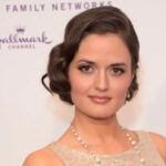 Danica McKellar dice que las películas navideñas brindan una «vía de escape de este mundo loco»